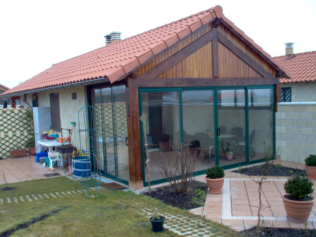 Porche cerrado con puertas correderas