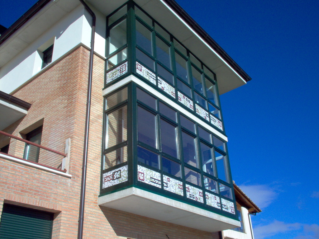 Mirador de PVC Rehau en color blanco interior y verde por exterior