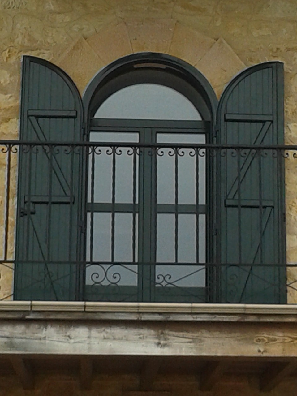 Contraventanas rústicas curvas