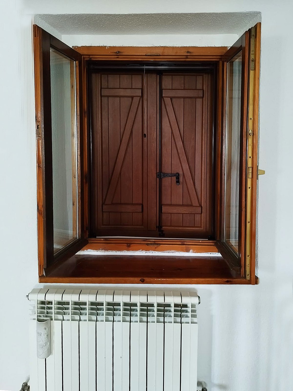 Contraventanas rústicas con mosquiteras en Navarra