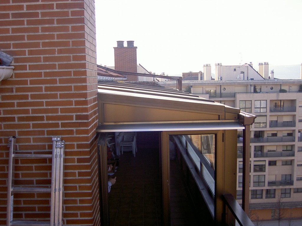 Techo de panel sandwich cin canalón y bajante