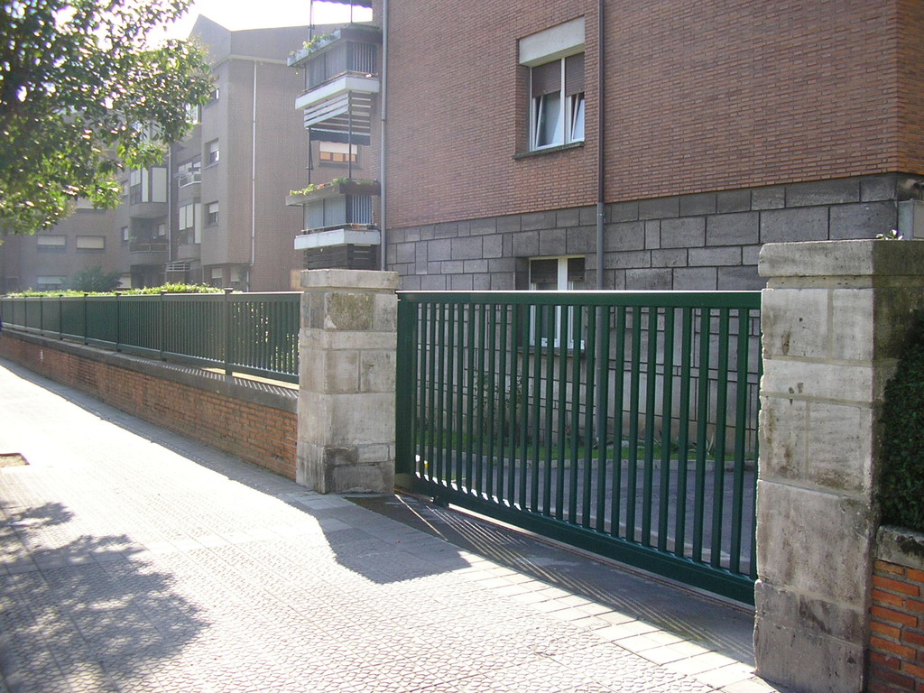 Puerta corredera modelo  ARAVIS de barrotes en color verde