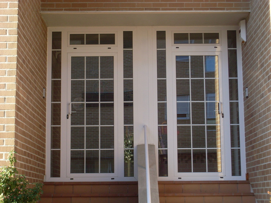 Contrapuerta de portal con barrotillo decorativo en vidrio