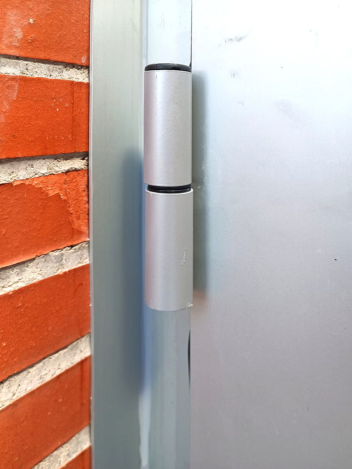 Bisagras para puertas de aluminio