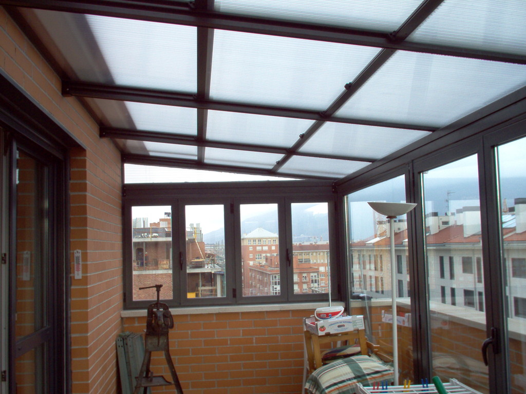 Techo móvil de policarbonato transparente