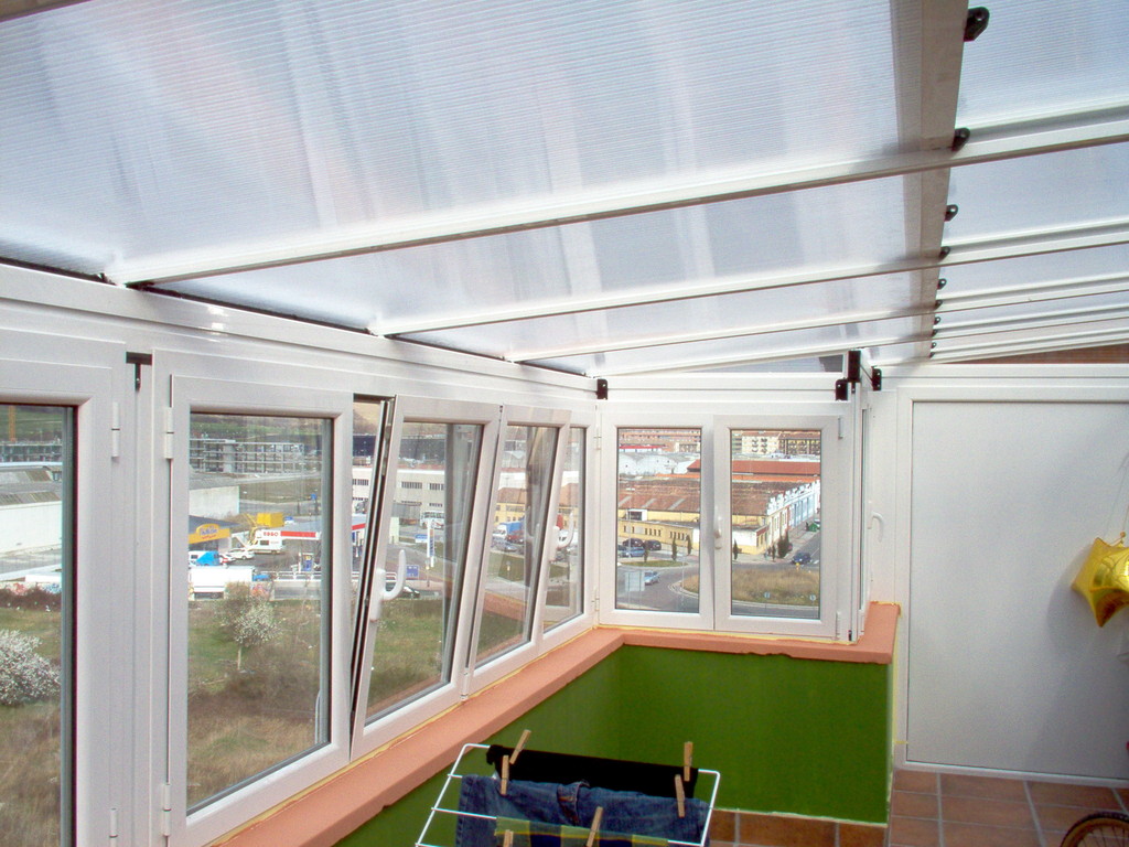 Techo móvil de policarbonato transparente