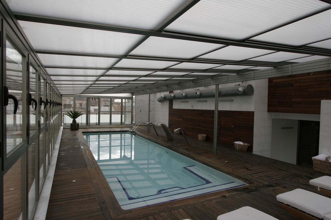 Cubierta de piscina con techo móvil de policarbonato