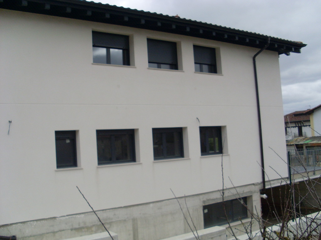 Obra en Navarra con ventanas de aluminio con rotura de puente térmico de 52 mm en color grafito