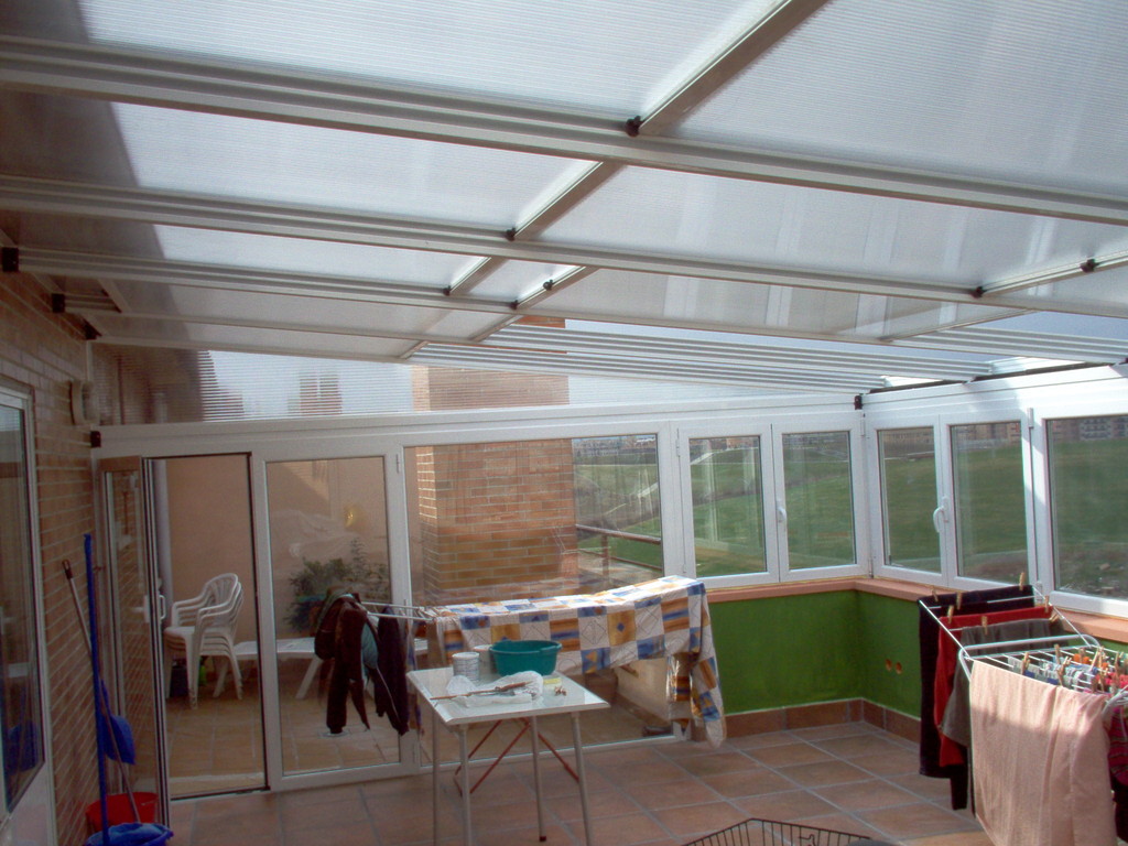 Techo móvil de policarbonato transparente en color blanco