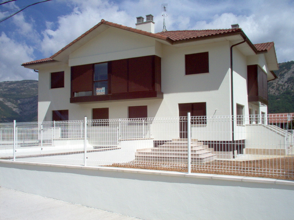 Mirador doble en aluminio marrón 8017 en Huarte Arakil, Navarra