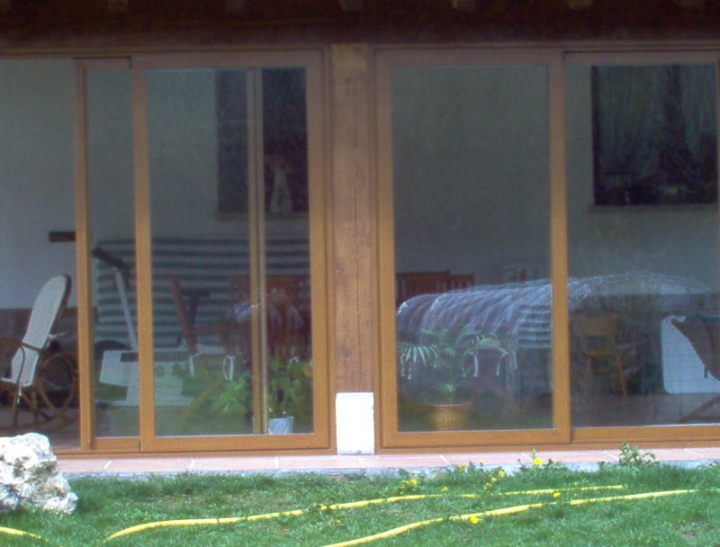 Detalles de puertas correderas en porche