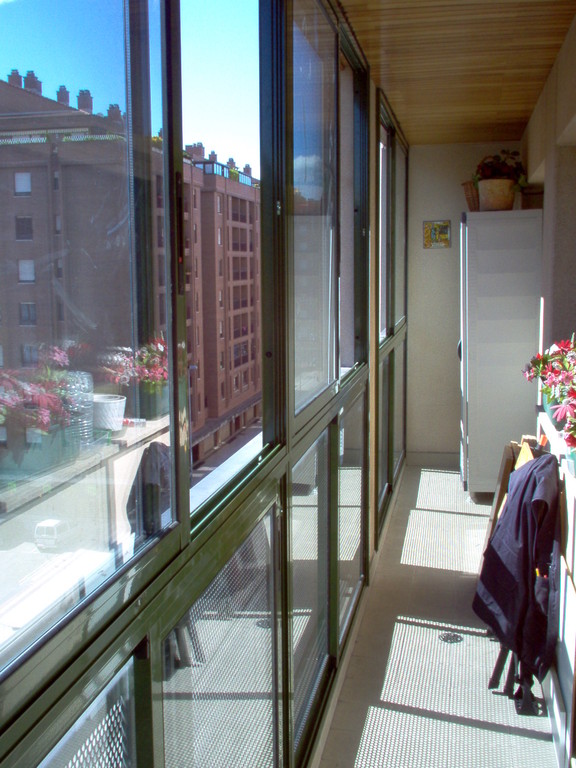 Cerramiento de terraza en aluminio con ventanas correderas