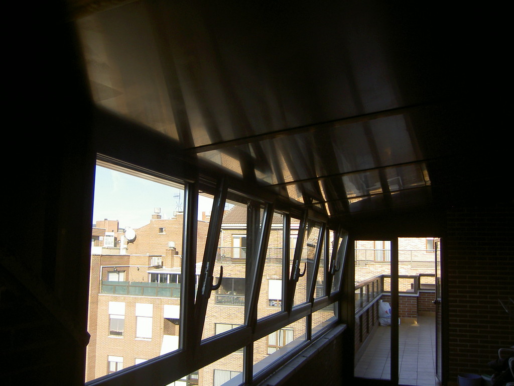 Aperturas obscilobatiente en cerramiento de panel sandwich