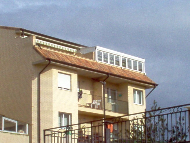 Vistas de cerramiento de terraza con techo móvil en Huarte, Navarra