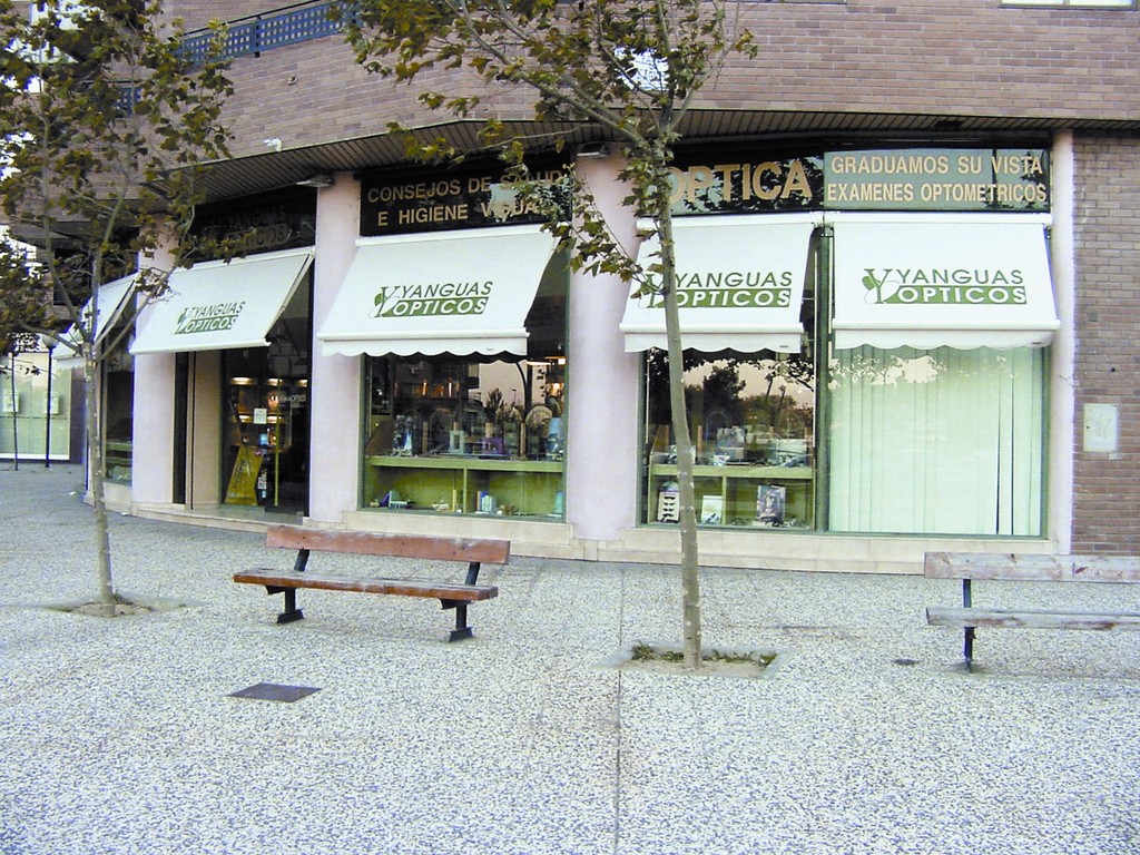 Toldos cofre para comercios en Pamplona