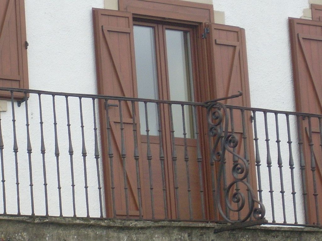 Puerta contraventana rústica de aluminio