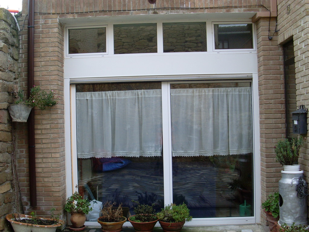 Puerta obsciloparalela en aluminio con rotura de puente térmico de 52 mm