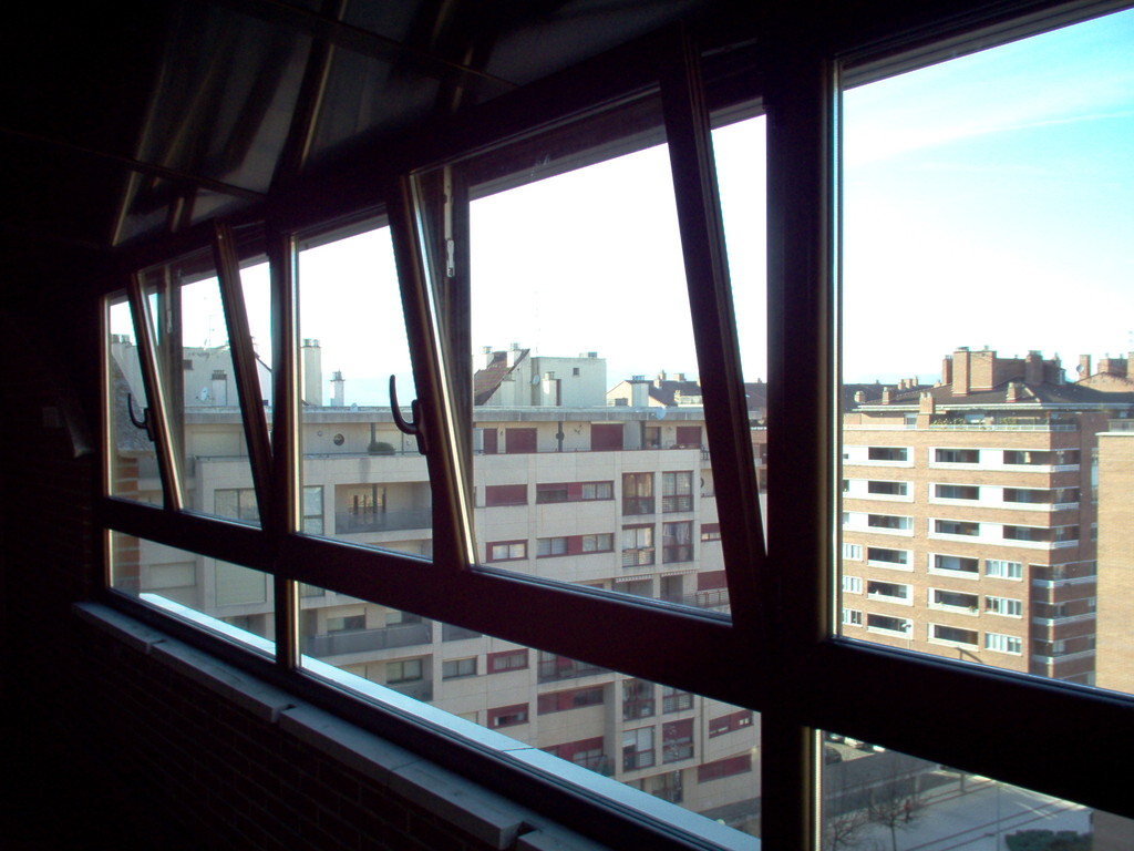 Cerramiento con techo de panel sandwich