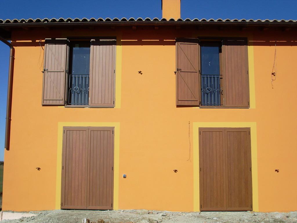 Fachada con contraventanas rústicas