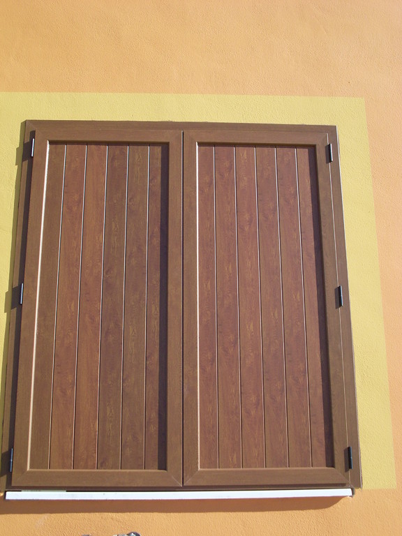 Contraventana rústica tipo "Z" de aluminio lacado madera