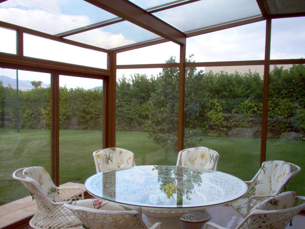 Techo de cristal y madera