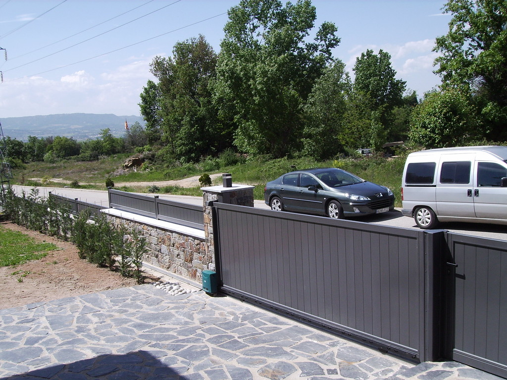 Puerta corredera modelo  ARAVIS ciega en color gris