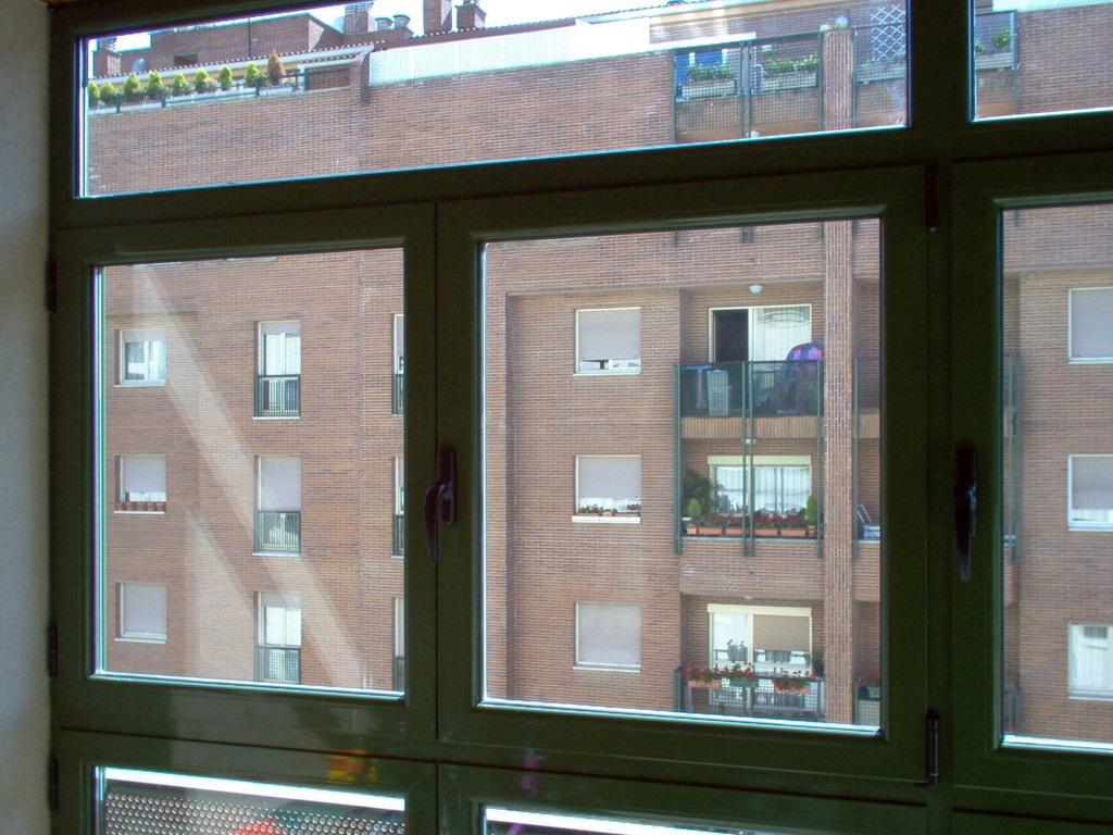 Cerrmiento de terraza con aperturas abisagradas