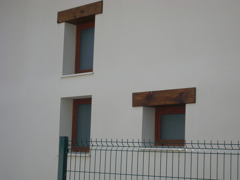 Vista exterior de ventanas en color embero