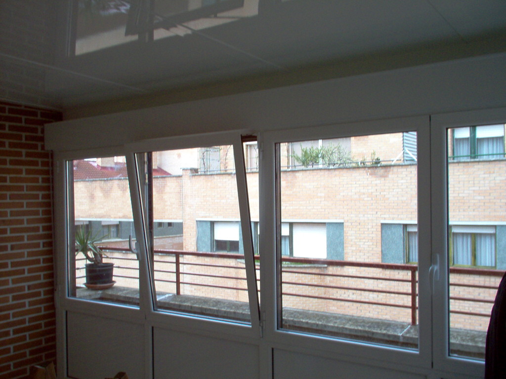 Cerramiento con techo de panel sandwich y rotura de puente térmico