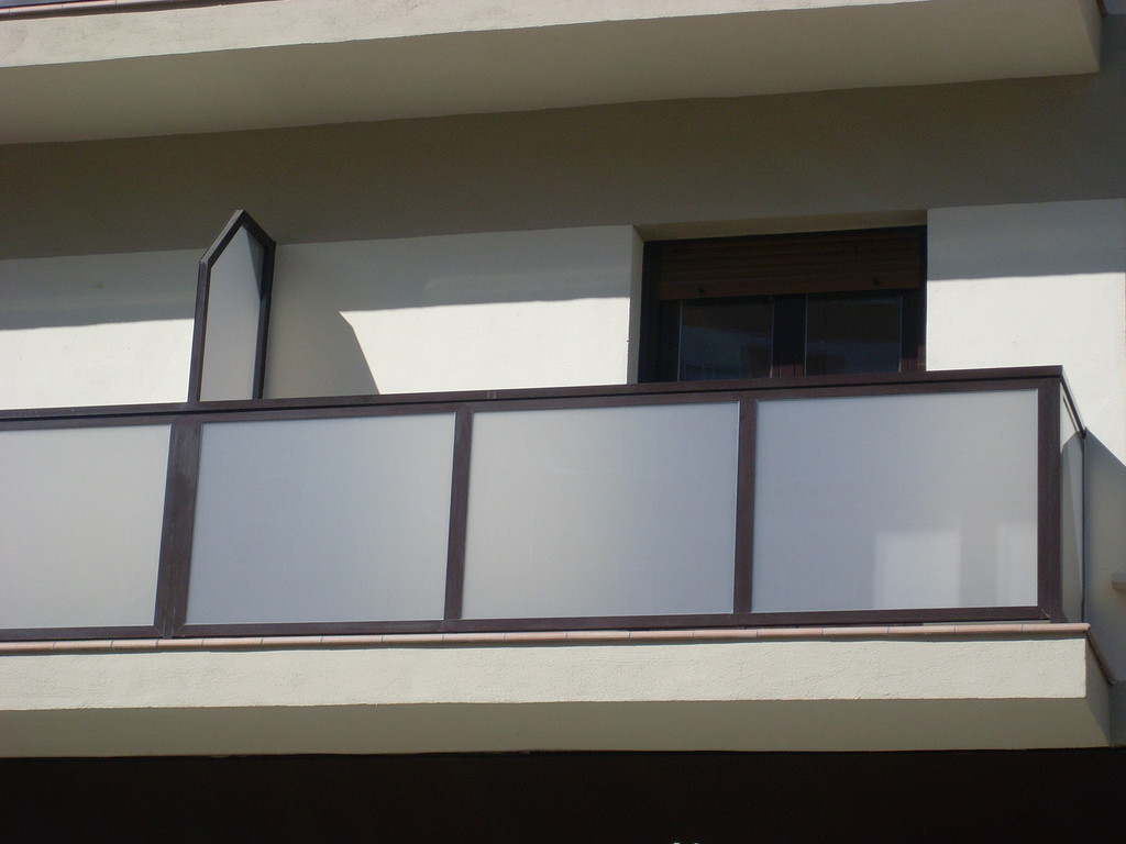 Barandilla de aluminio con vidrio de seguridad