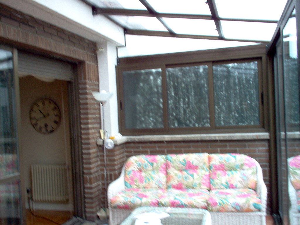 Interior de cerramiento móvil en color bronce