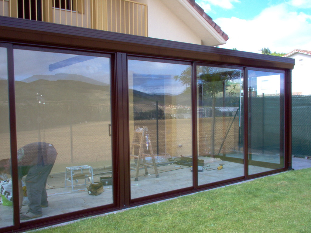 Techo móvil en color marrón en jardín