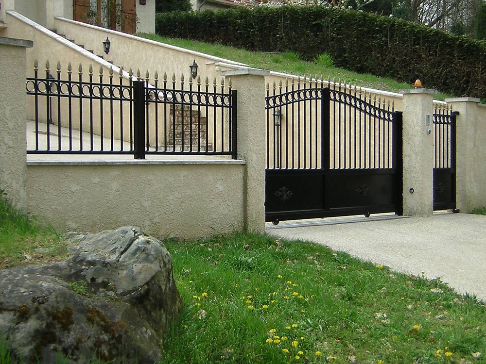 Puerta corredera modelo IBIZA clásica mixta en color negro