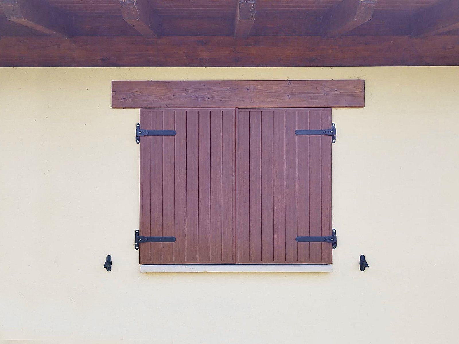 Instalación de contraventanas rústicas en Vizcaya