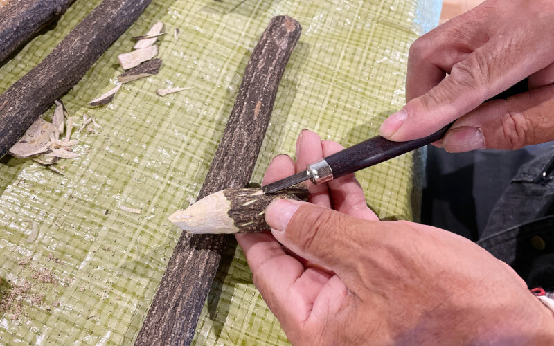 彫刻刀で模様を彫ることもできます♪