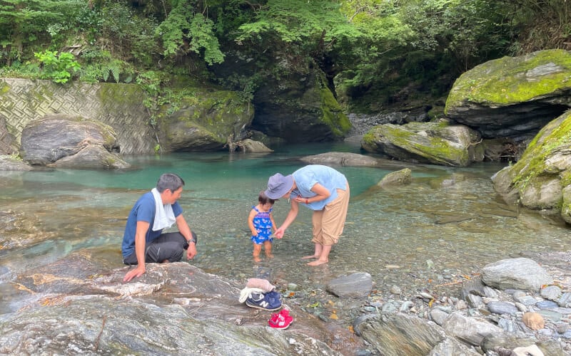 すぐ下を流れる清流・行川（なめかわ）