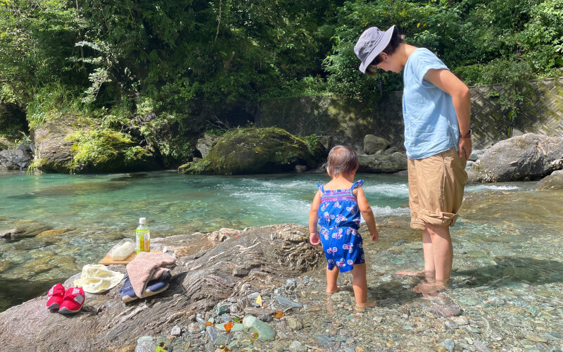 ふれあいの里なめかわが一番にぎわう季節。エメラルドグリーンが美しい行川（なめかわ）は透明度も抜群。