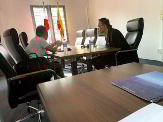 ミャンマー人求職者と日本企業の方との面接。当社ヤンゴン事務所にて