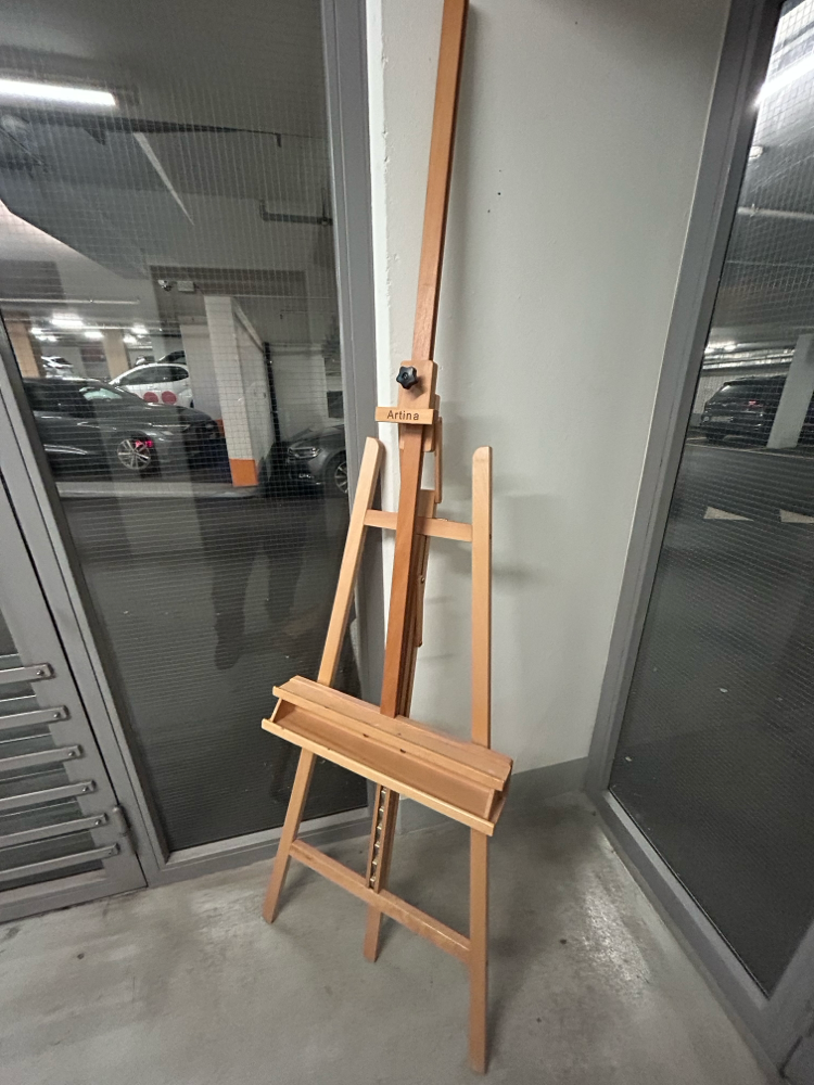 Beobachtend beim vorbeigehen, wie diese Staffelei in ein Auto  geladen wurde, sprach ich die Beiden dies tuenden an: „So eine schöne Staffelei“! / Sie sagten: „Wir fahren sie gleich in die Brocki! Wollen Sie sie. Ich wollte! Und habe sie tatsächlich bekommen