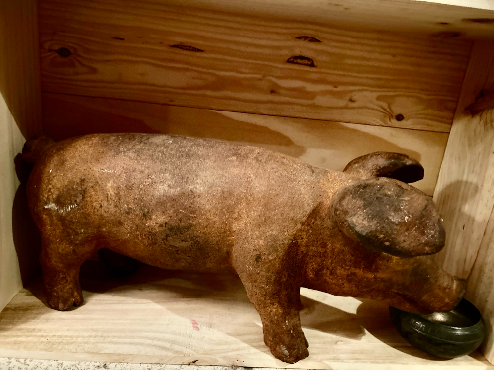 In Lichtensteig - bei einem Blumenladen - stand dieses Schwein 🐖, als ich einst dort vorbeifuhr. Ich wendete, und kaufte es. 🍀 