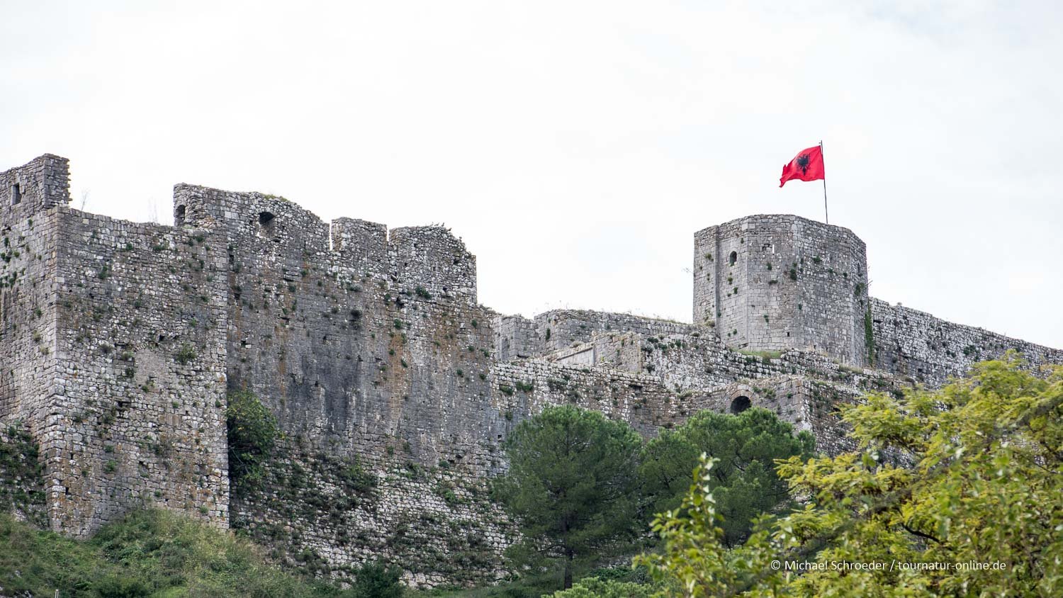 Die Burgruine Rozafa mit dem Wohnmobil