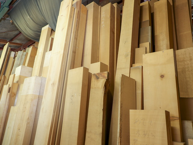 古川神具店は材料にこだわり木曽檜「官材 天然木」を使用します。