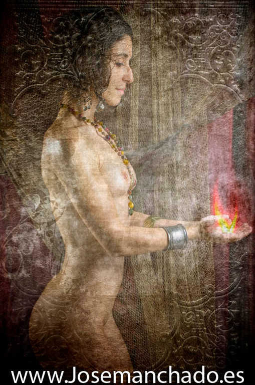 mujeres guerreras, mujeres fantasia, dibujo mujeres fantasía, chicas guerreras, mujeres tatuadas, espadas, brujería, fotomontaje basico, luis royo, achilleos, broom, enki bilal