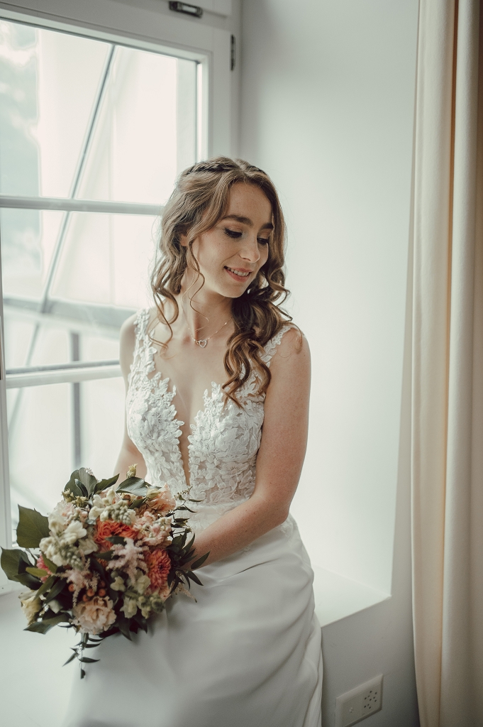 Brautportrait nach unten sehend halboffene Frisur