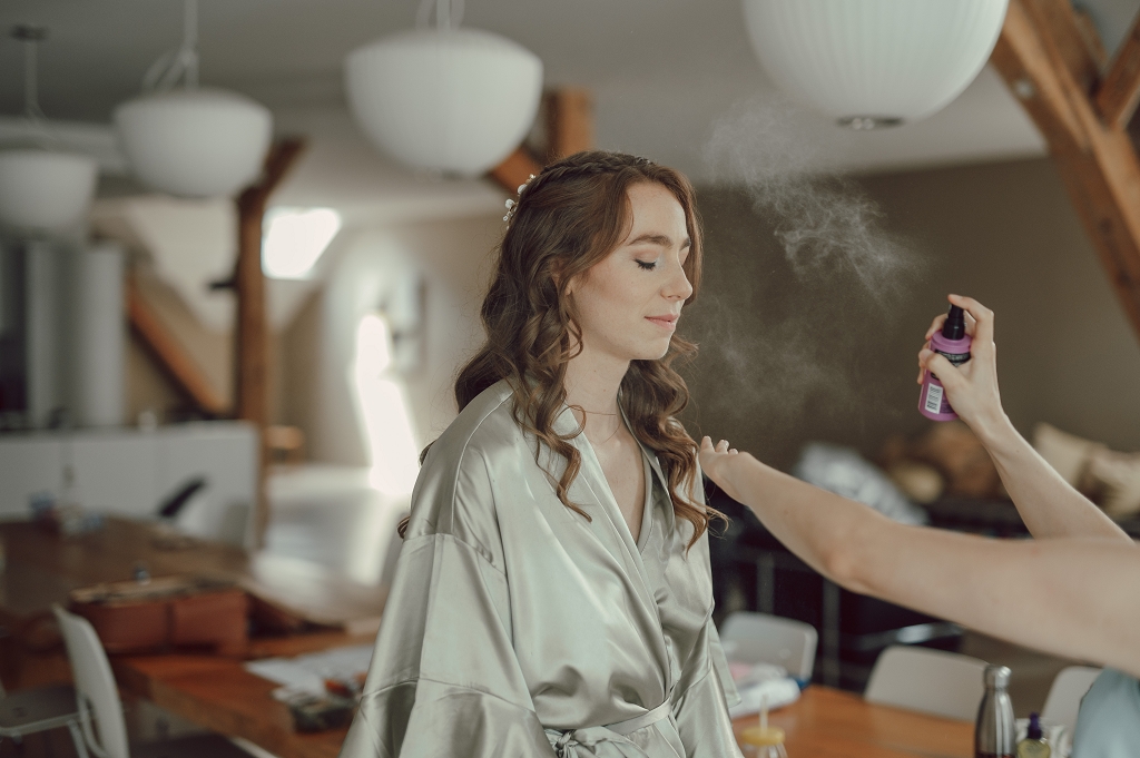 Fixierspray als Abschluss für das Brautmakeup wird aufgesprüht