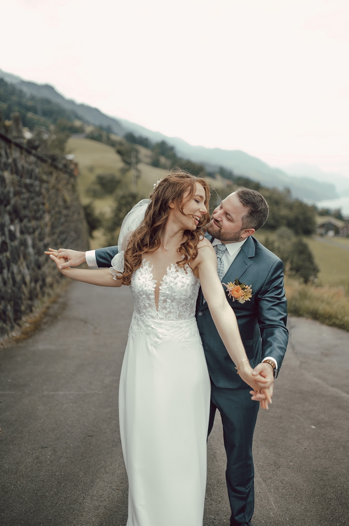 Brautpaar hält sich an den Händen titanicstyle