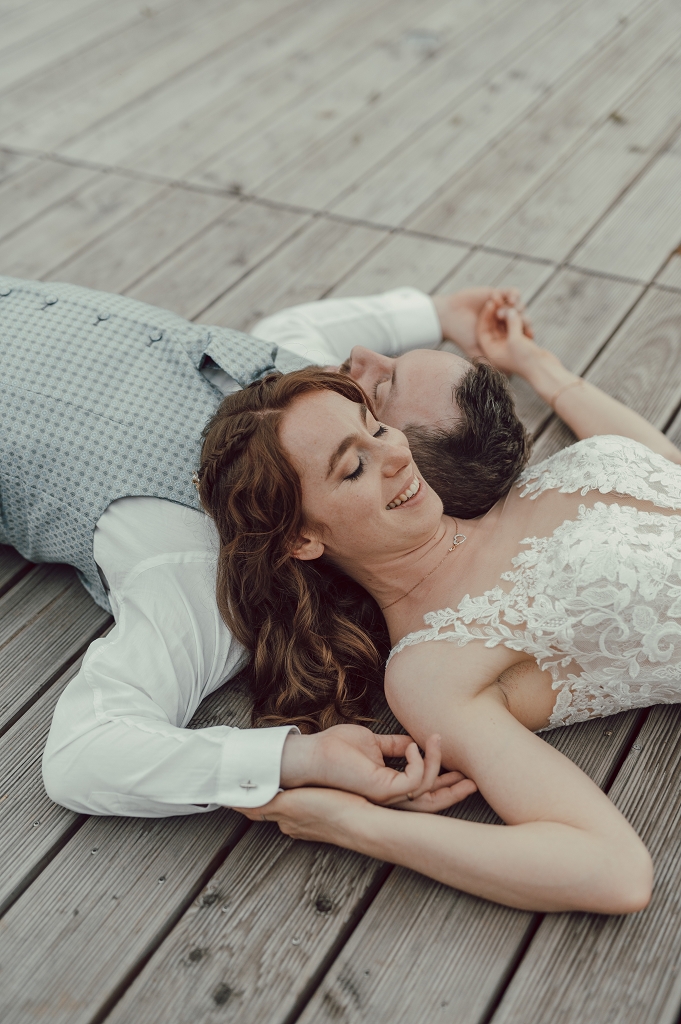 Brautpaarfoto am Boden liegend 