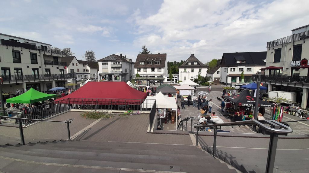 Blick auf den Bahnhofsvorplatz | Foto: Biggi Hrziwnak