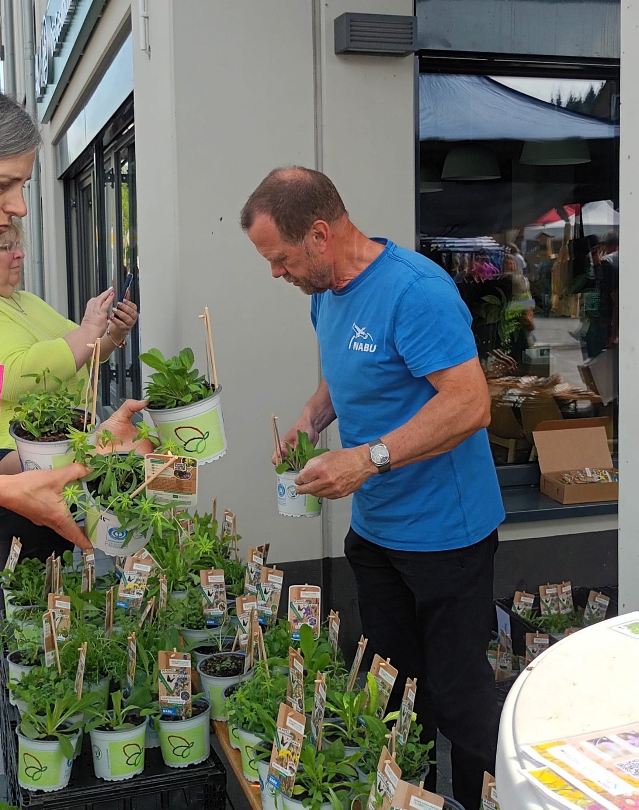 Uli Pohl beim Auffüllen der Stauden | Foto: Biggi Hrziwnak
