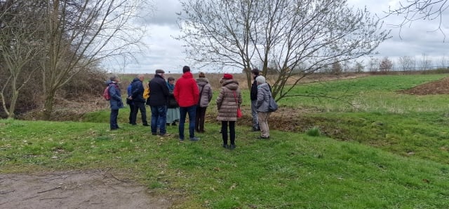 Ellen Wortmann mit den Teilnehmer außerhalb des Stadtwaldes Foto Günter Lessenich/NABU Euskirchen